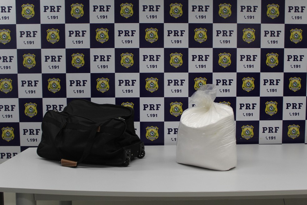 Coca&iacute;na estava armazenada em um saco e foi apreendida pela PRF em Alagoas  &mdash; Foto: PRF/Ascom 