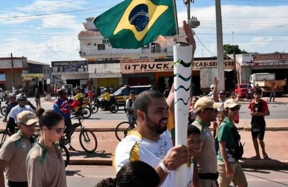Jader Souza com a Tocha Olímpica em passagem pelo Amapá no ano de 2016  — Foto: Jader Souza/Rede Social