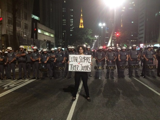 Protesto contra o impeachment na Avenida Paulista, em frente ao Masp (Foto: Roney Domingos/G1)