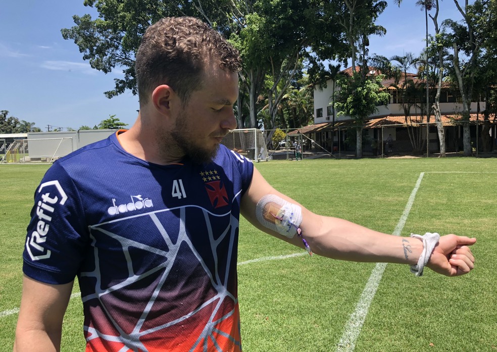 Marcelo Mattos e o PICC, sigla em inglÃªs para cateter central de inserÃ§Ã£o perifÃ©rica, por onde toma antibiÃ³tico â€” Foto: Ivan Raupp