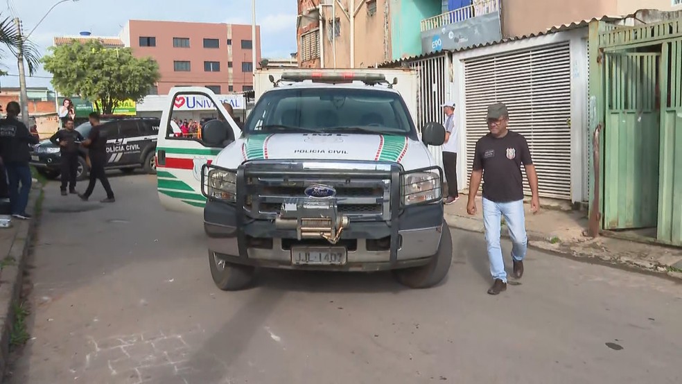 Polícia Civil isola casa na QN 8 do Riacho Fundo 2, no DF, onde homem de 28 anos foi encontrado carbonizado — Foto: TV Globo/Reprodução