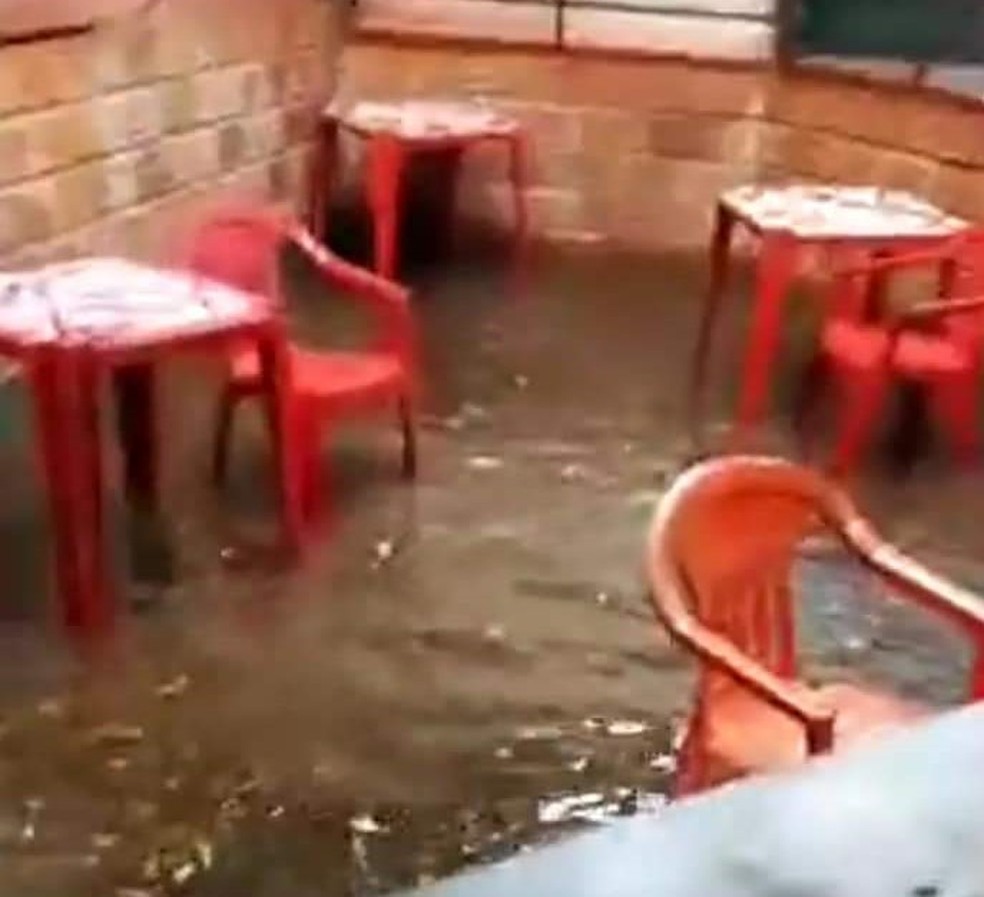 Estabelecimentos foram inundados na Avenida Pedro Ometo, no setor turístico da cidade — Foto: Arquivo pessoal