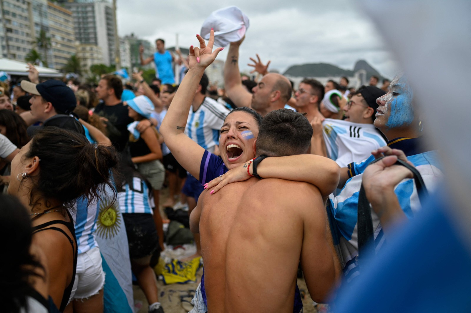 Torcedores comemoram um gol na praia de Copacabana, no Rio de Janeiro — Foto: MAURO PIMENTEL/AFP