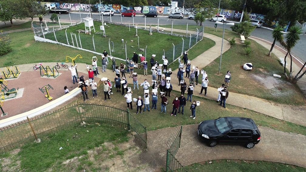 Moradores do Jardim São Paulo, na Zona Norte da capital, reunidos no Mirante de Santana para protestar contra a construção de um prédio de 23 andares a poucos metros do local — Foto: Giaccomo Voccio/G1