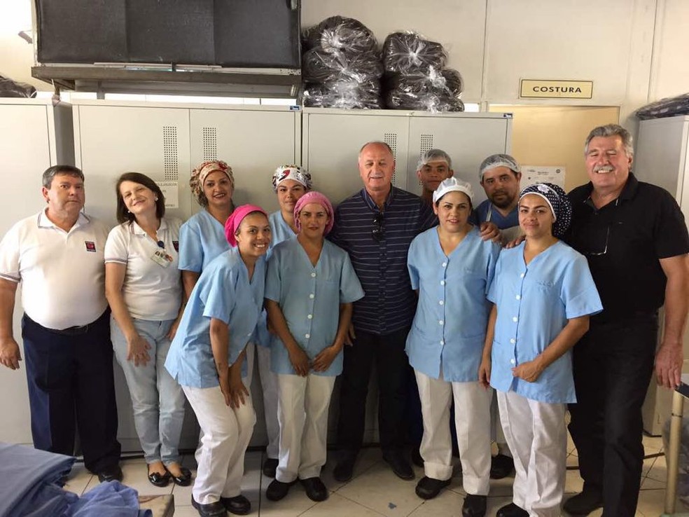 Felipão posa para foto com funcionários de hospital em Caxias do Sul (Foto: Arquivo pessoal)