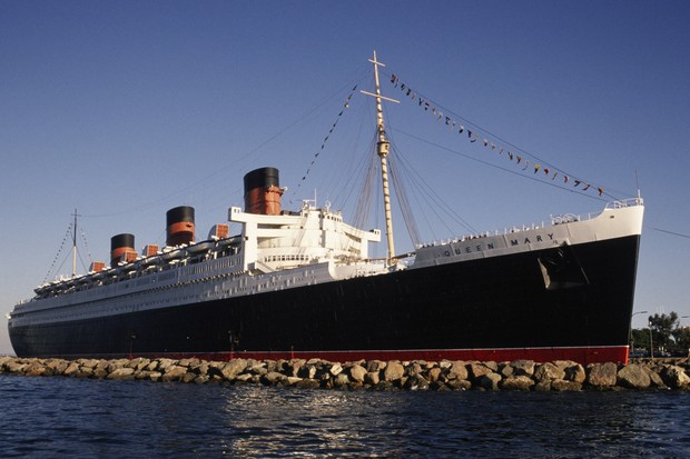 LONG BEACH, CA - 1989:  The majestic Queen Mary passenger liner, now permanently docked and converted into a hotel, is seen in a 1989 Long Beach, California, photograph. The ship has become a major Southern California tourist attraction since the city of  (Foto: Getty Images)