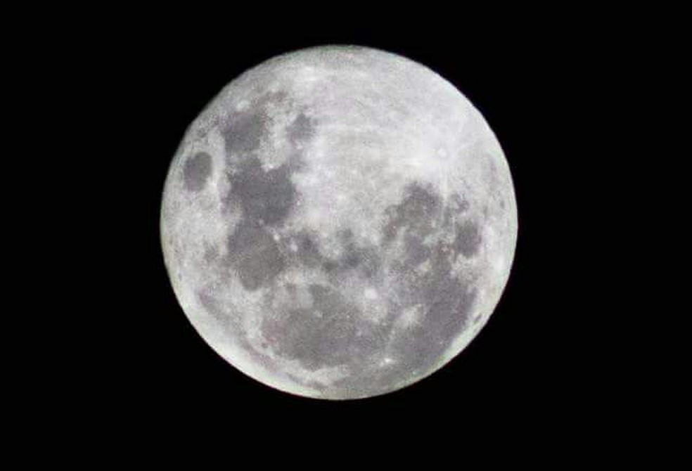 Superlua atrai olhares e lentes de fotógrafos de todo o Brasil (Foto: Alessandro Barros/VC no TG)