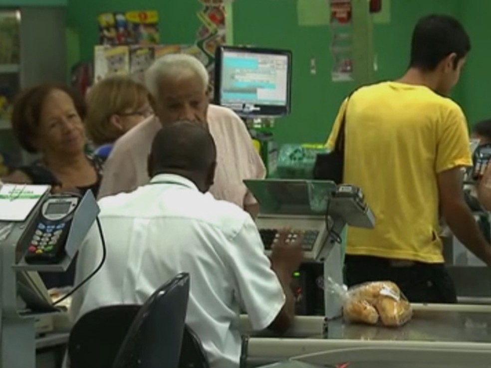 Supermercado oferece 130 vagas de emprego, 33 sÃ£o para operador de caixa (Foto: ReproduÃ§Ã£o TV Globo)
