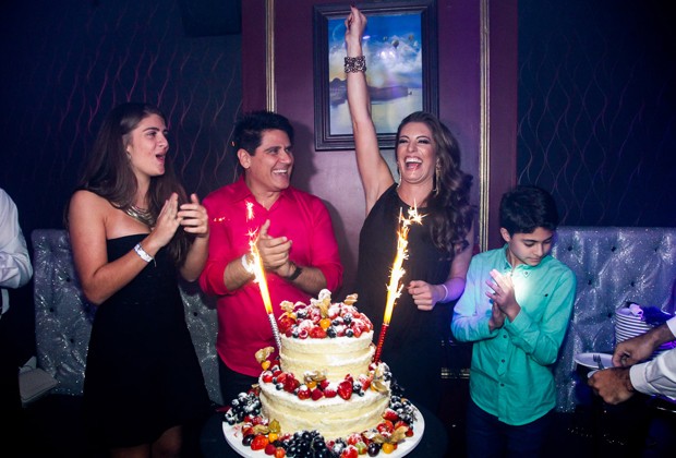 Elaine Mickely festeja ao lado do marido, César Filho, e dos filhos, Luma e Luigi (Foto: Manuela Scarpa e Marcos Ribas/Foto Rio News)