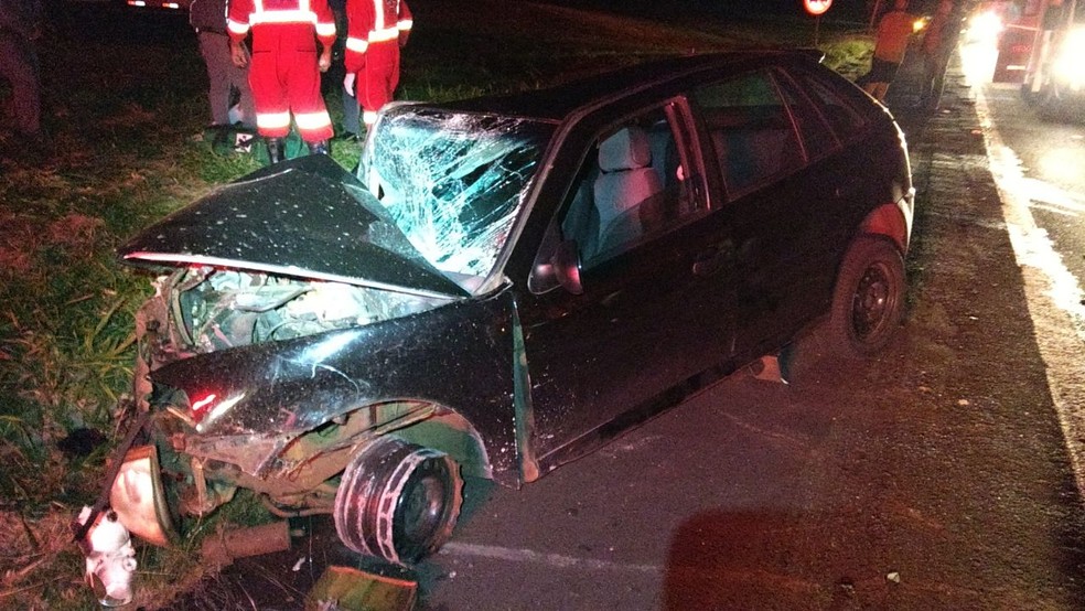 Motorista do carro teve ferimentos leves, segundo a polícia (Foto: Polícia Rodoviária Federal/Divulgação)