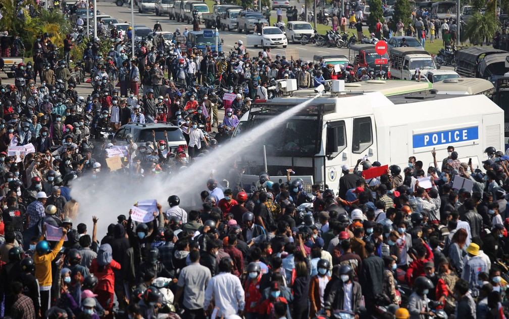 Polícia dispara canhão de água contra manifestantes em Naypyitaw, Mianmar, em foto de 8 de fevereiro — Foto: AP Photo