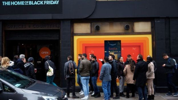 BBC: As filas em frente às lojas durante a Black Friday são um típico 'cartão postal' americano (Foto: ALEXIS GRANADOS VIA BBC)