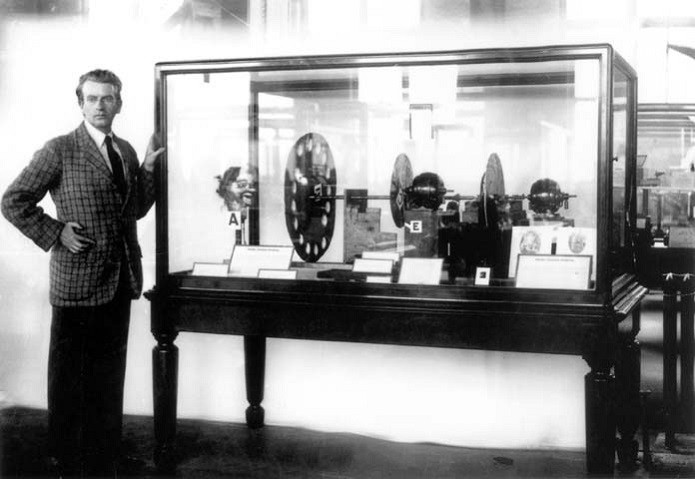 John Logie Baird com a TV para a demonstração (Foto: Reprodução/BBC)