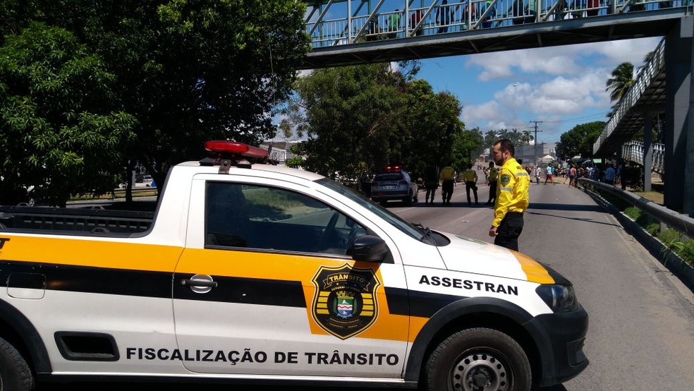 Agentes da SMTT controlam o trânsito no local do protesto (Foto: Divulgação/Ascom SMTT)