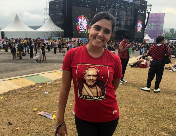 Flora Lins veste uma camisa estampada do ex-presidente Lula durante o Lollapalooza (Foto: Lívia Venaglia)