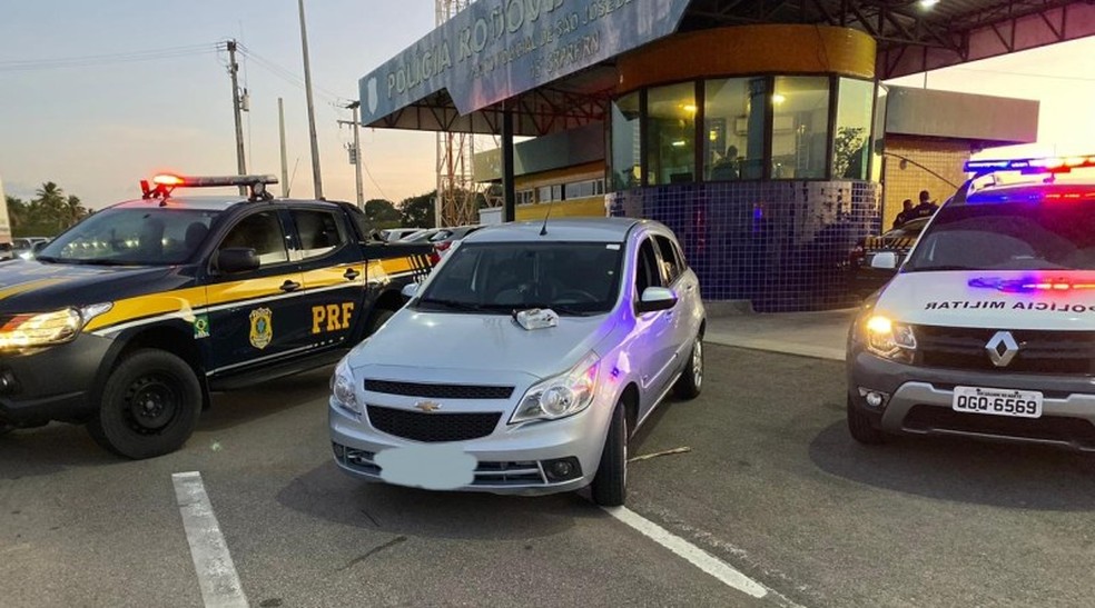 Homem &eacute; preso na Grande Natal levando 1 quilo de maconha para presidi&aacute;rio em Recife &mdash; Foto: Divulga&ccedil;&atilde;o/PRF