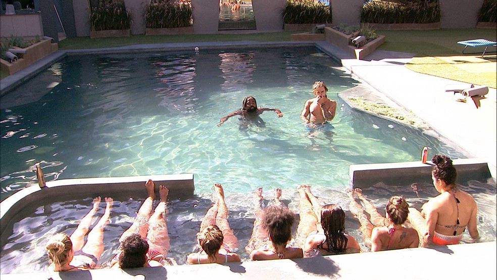 Sisters Fazem Coreografia Com As Pernas Deitadas Na Piscina Casa Bbb Gshow