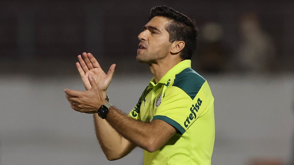 Abel desconversa sobre busca do Palmeiras por outro centroavante: 