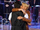 Ah o amor! Xuxa e Junno trocam beijos e dançam agarradinhos no programa
