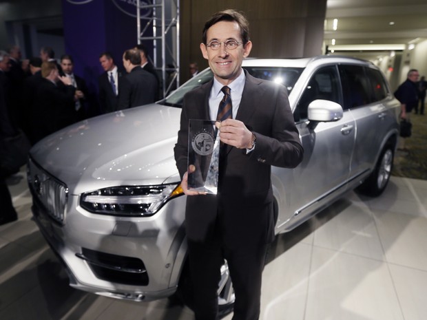 Executivo da Volvo recebe prêmio de utilitário do ano para o XC90 (Foto: AP Photo/Carlos Osorio)