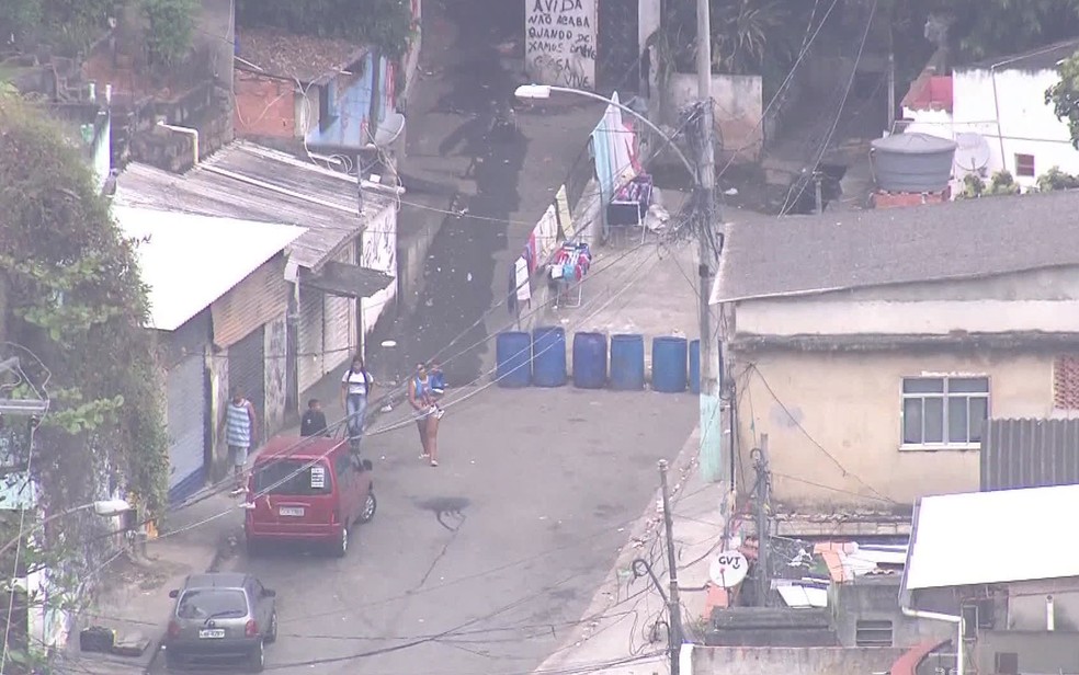 Barricada no interior da comunidade na Zona Oeste (Foto: Reprodução / TV Globo)