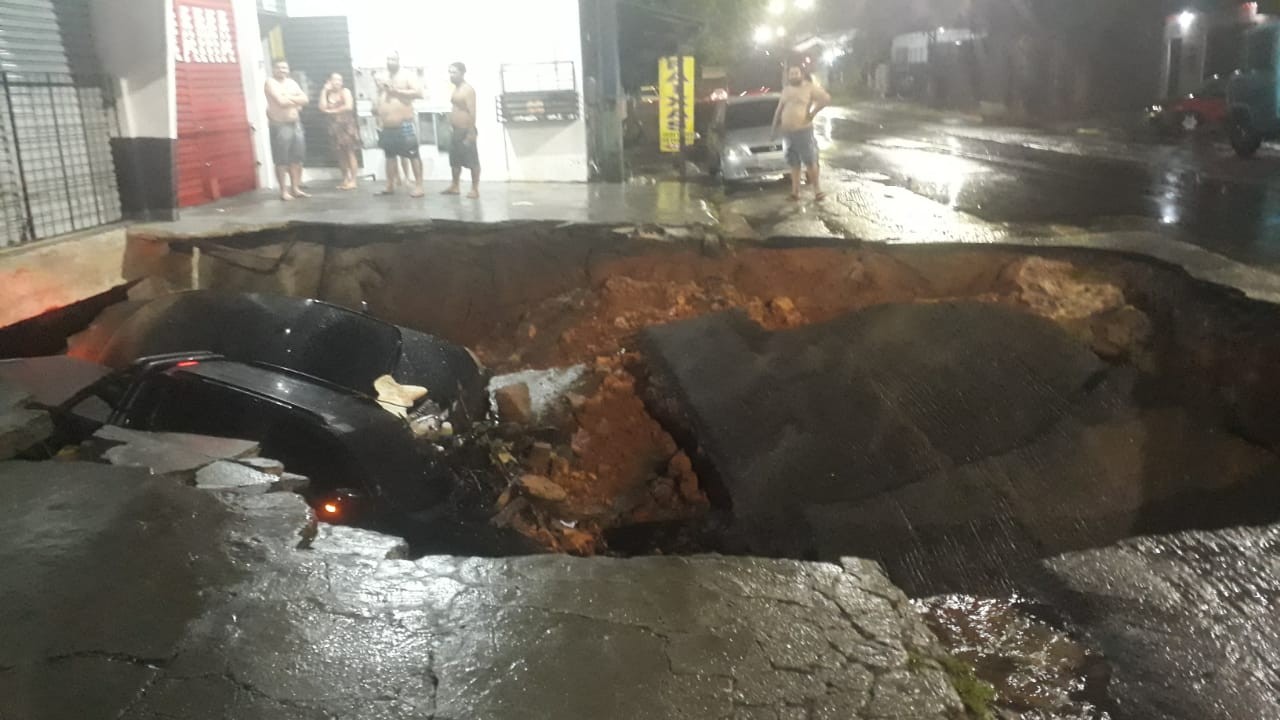 VÍDEO: cratera se abre em avenida de Manaus durante chuva e 'engole' carros