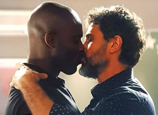 Cido (Rafael Zulu) e Samuel (Eriberto Leão) se beijam em O Outro Lado do Paraíso (Foto: Divulgação/TV Globo)