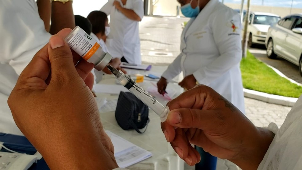 Imunização em Campos vai acontecer no sistema drive-thru em dois pontos da cidade — Foto: Alice Sousa/Inter TV
