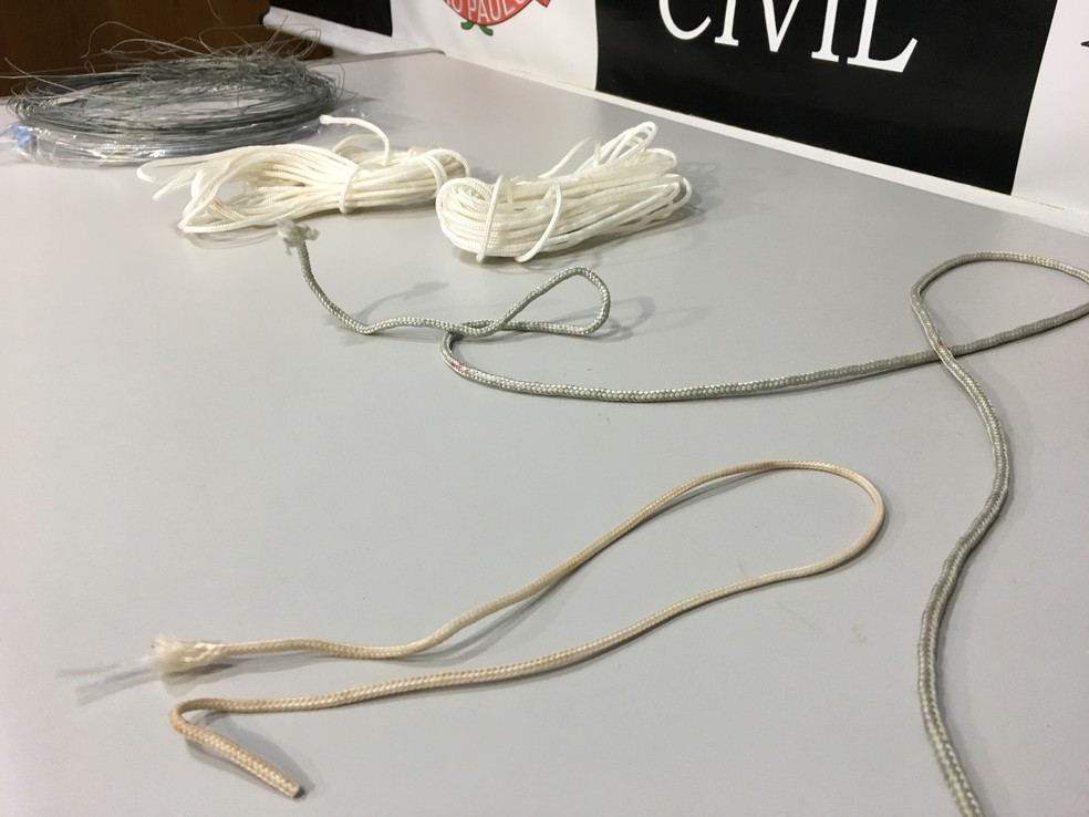 Materiais apreendidos serão confrontados com os que foram utilizados para amarrar a vítima (Foto: Stephanie Fonseca/G1)