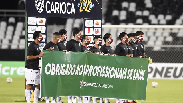 De camisa preta, jogadores do Fluminense fazem homenagem aos médicos