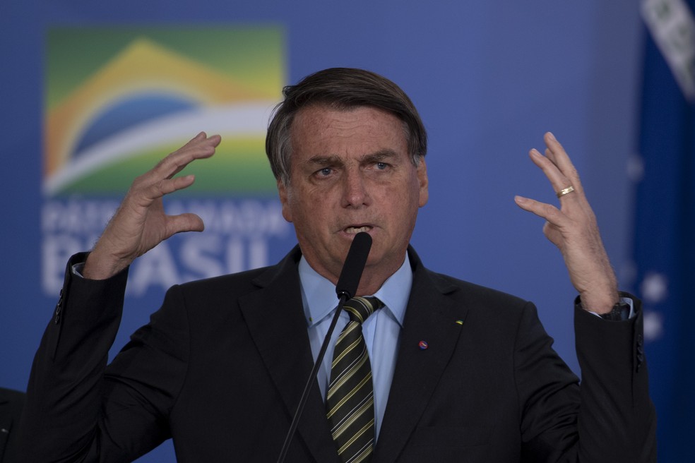 Bolsonaro chama 'pessoal da imprensa' de 'bundão' e diz que chance de jornalistas sobreviverem à Covid é menor