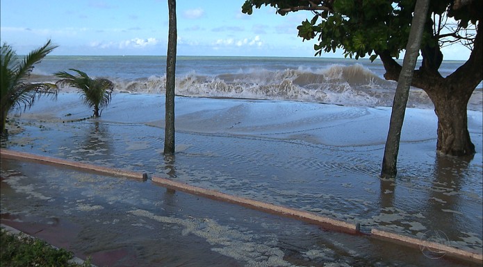 Água invadiu a 'calçadinha' da orla de João Pessoa após ressaca do mar (Foto: Reprodução/TV Cabo Branco)