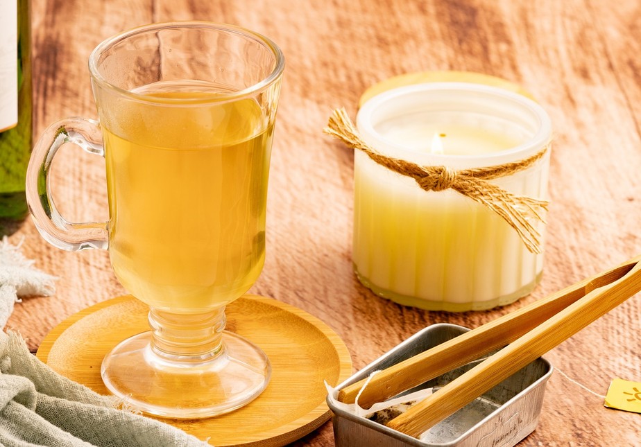 Receita de chá com vinho branco é uma bebida simples para saborear nos dias de tempo frio