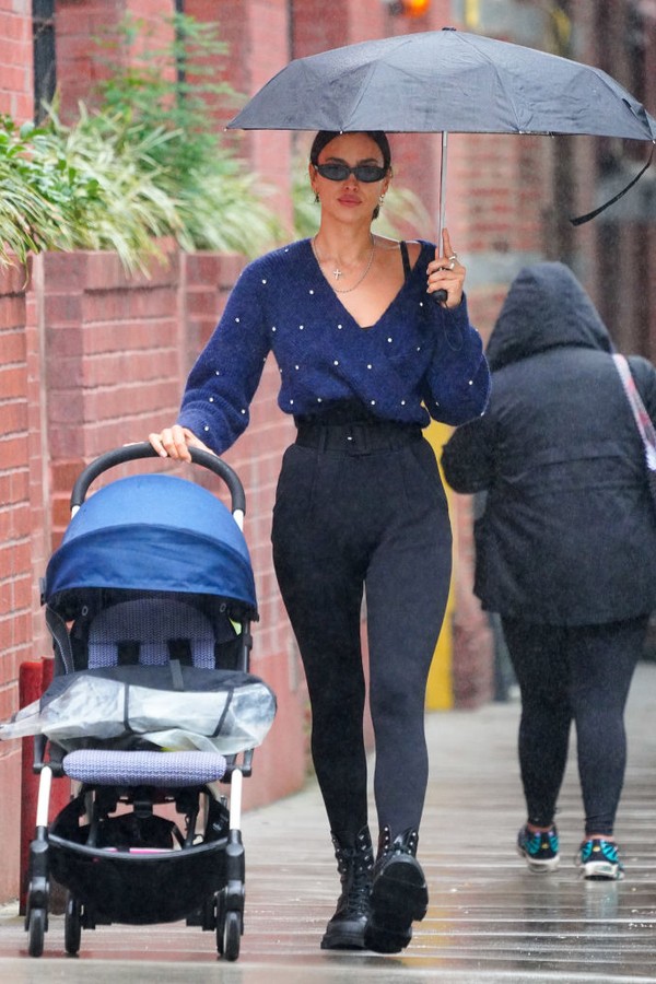 NEW YORK, NEW YORK - OCTOBER 26: Irina Shayk pushes an empty baby stroller on October 26, 2020 in New York City. (Photo by Gotham/GC Images) (Foto: GC Images)