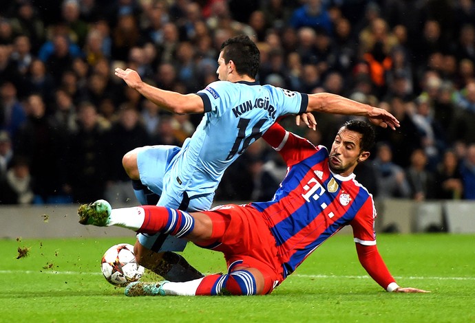 Mehdi Benatia e Aguero, Manchester City X Bayern de Munique (Foto: Getty Images)