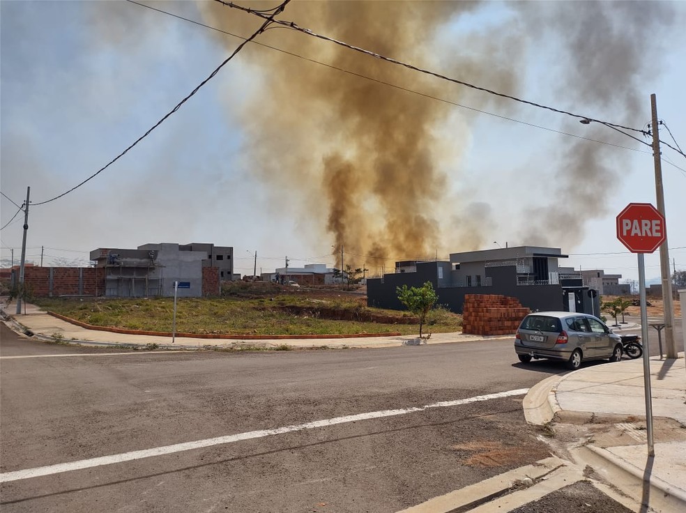 Incêndio chegou próximo às casas e assustou moradores do Residencial Moacyr Trentin, nesta quinta-feira (19) — Foto: Marcos Penteado Trentin