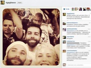 Os atores Bruno Gagliasso e Leandra Leal participam do protesto no Rio (Foto: Reprodução/Instagram)