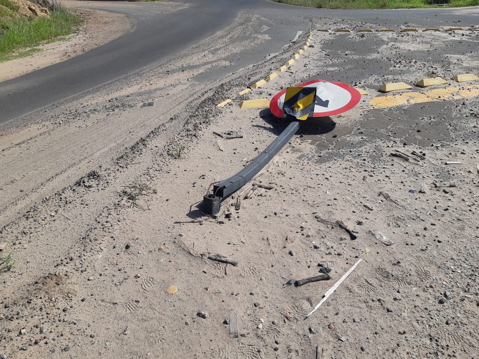 Placa de sinalização caída no chão em rodovia de Piracicaba — Foto: Edijan Del Santo/EPTV