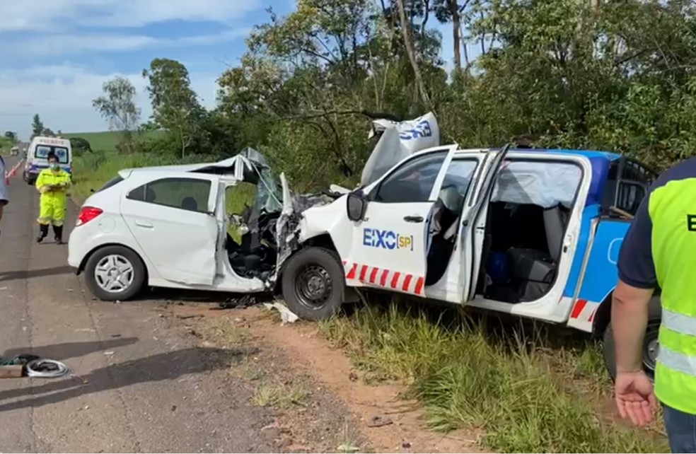 Batida entre caminhonete de concessionária e carro deixa dois mortos na SP-191 em Ipeúna — Foto: TV Claret