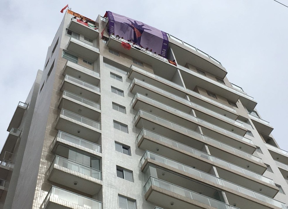 Triplex atribuído a Lula em Guarujá foi invadido por 50 militantes do MTST e do Povo Sem Medo (Foto: Solange Freitas/G1)