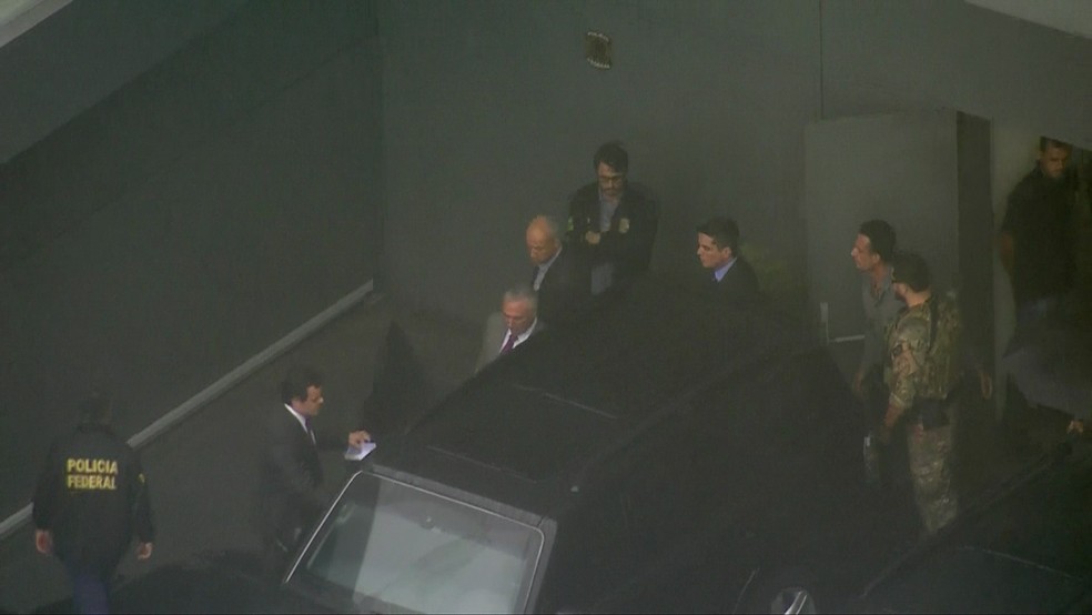 Michel Temer deixa a delegacia da Polícia Federal no aeroporto de Cumbica, em Guarulhos, SP, em direção ao Rio de Janeiro — Foto: TV Globo/Divulgação