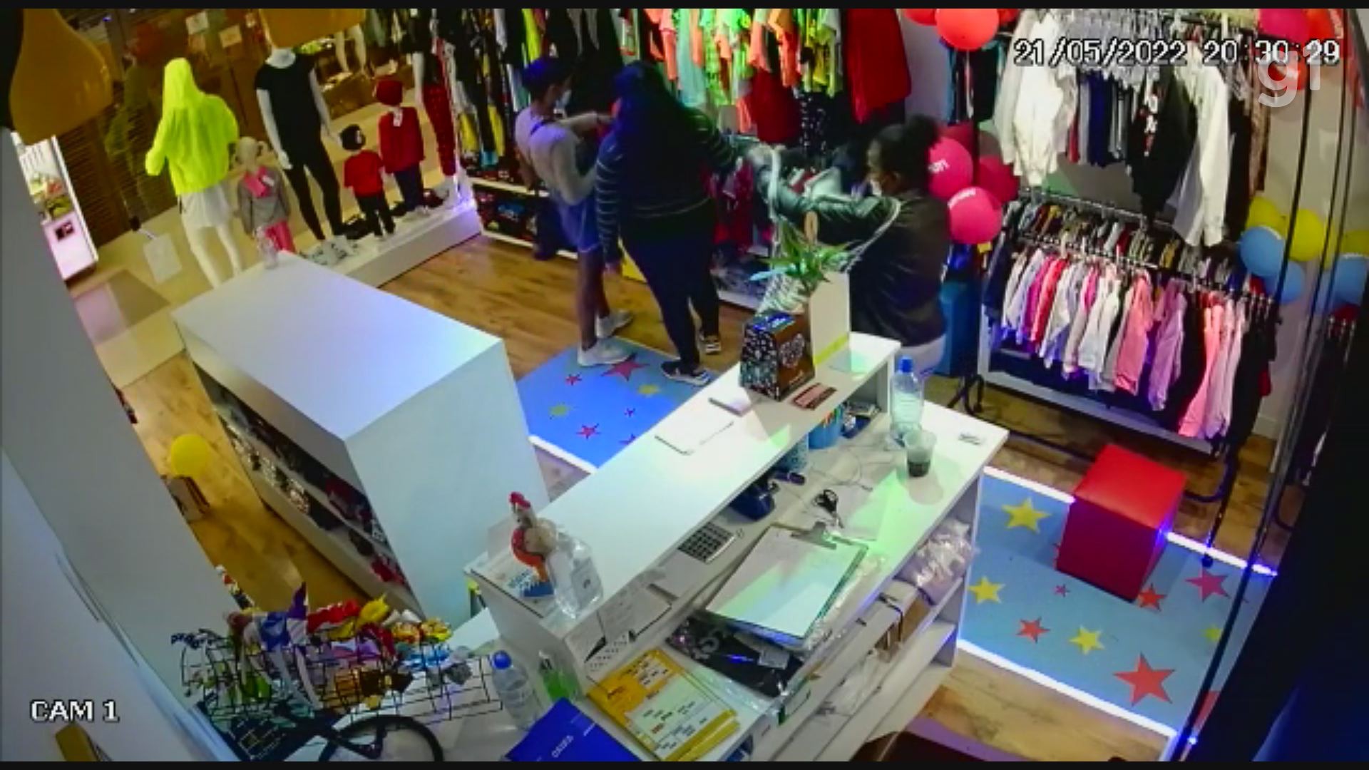 Dupla se passa por cliente para distrair vendedora e furtar peças de roupa em loja no litoral de SP; VÍDEO