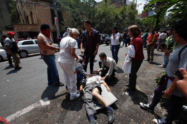 Homem é resgatado na Cidade do México após o terremoto