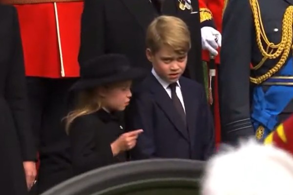 Príncipe George e princesa Charlotte no funeral da bisavó Elizabeth  (Foto: Reprodução/Twitter)