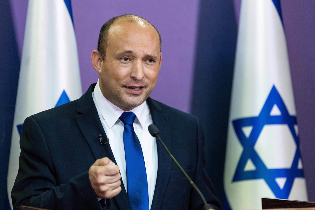 O político de direita israelense Naftali Bennett durante discurso em Jerusalém em 30 de maio de 2021 no qual anunciou sua entrada na coalizão anti-Netanyahu — Foto: Yonatan Sindel/AFP