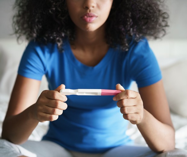 Mulher segurando teste de gravidez (Foto: Thinkstock)