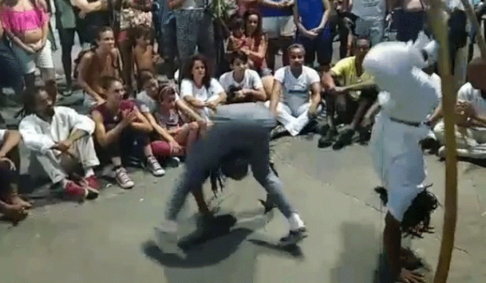 Mestre Nenê, com roupa branca, joga capoeira — Foto: Reprodução/Divulgação/Arquivo pessoal