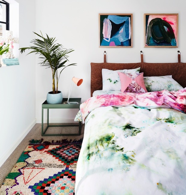 Revestida de couro vintage, a cabeceira deste quarto em Victoria, na Austrália, da Heatherly Design, ganha ineditismo pelas alças presas em parafusos na parede (Foto: Armelle Habib / Living Inside)