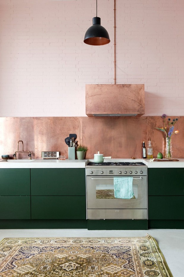 Décor do dia: tijolinhos rosa e armários verdes na cozinha (Foto: Divulgação)