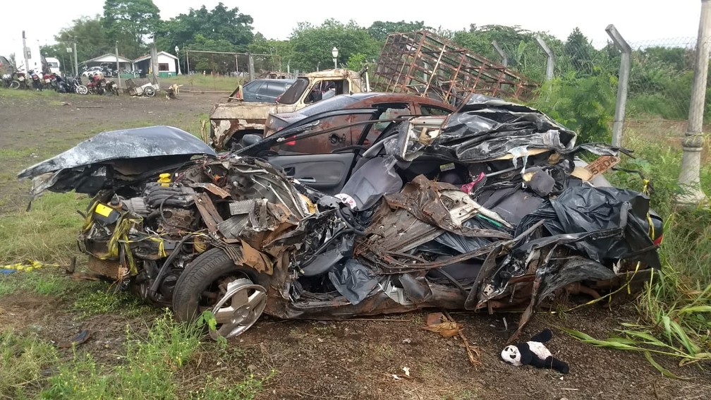 Carro onde estavam as vÃ­timas ficou completamente destruÃ­do  â€” Foto: Alberto D'angele/RPC